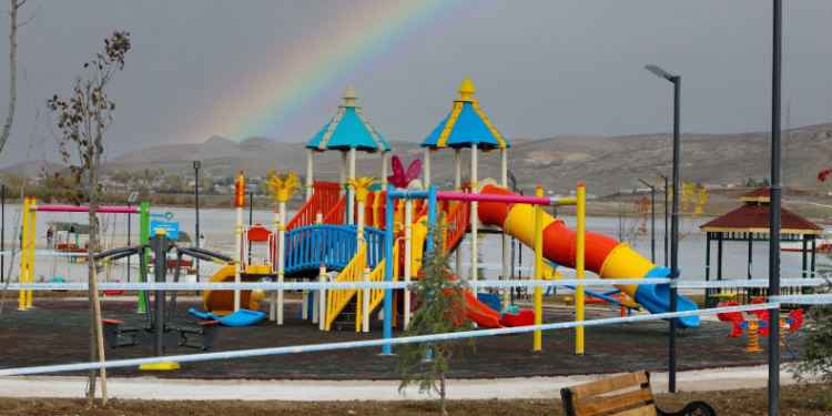 Tır belediye otobüsüne çarptı