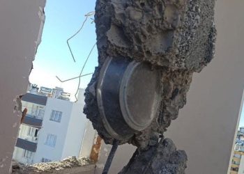 Ağır hasarlı binanın beton bağlama noktasından tepsi çıktı