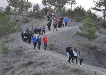 Şehitler için 4 kilometre yürüdüler