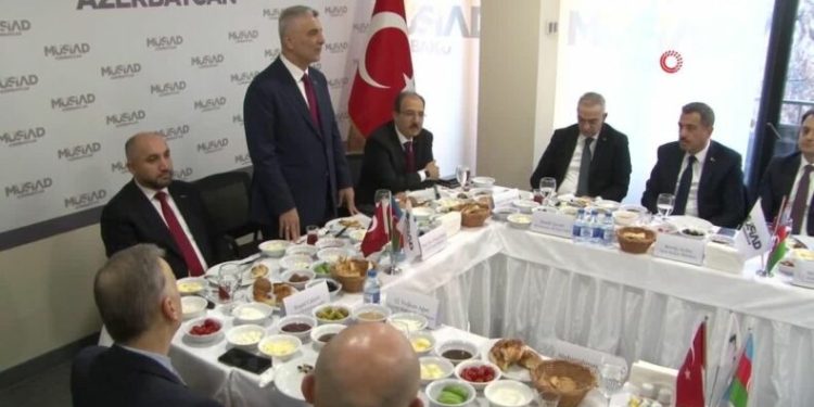 Bakan Bolat Azerbaycan’da iş insanlarıyla bir araya geldi