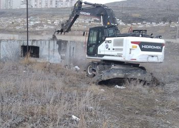 Metruk binaların yıkımı devam ediyor