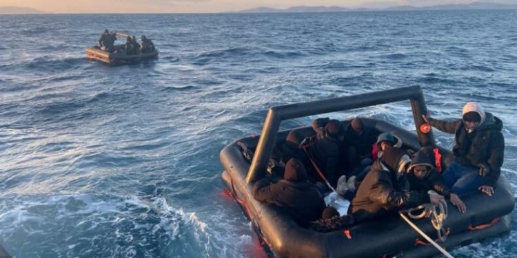 İzmir açıklarında 96 göçmen kurtarıldı
