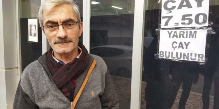 “Yarım çay bulunur” yazısı görenlerini ilgisini çekiyor