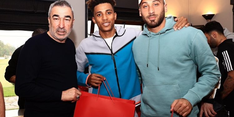 Feyyaz Uçar ile Samet Aybaba, futbolcuların yeni yılını kutladı