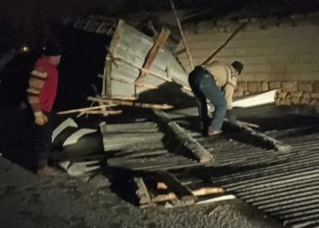 Fırtına ev ve ahırın çatısını uçurdu