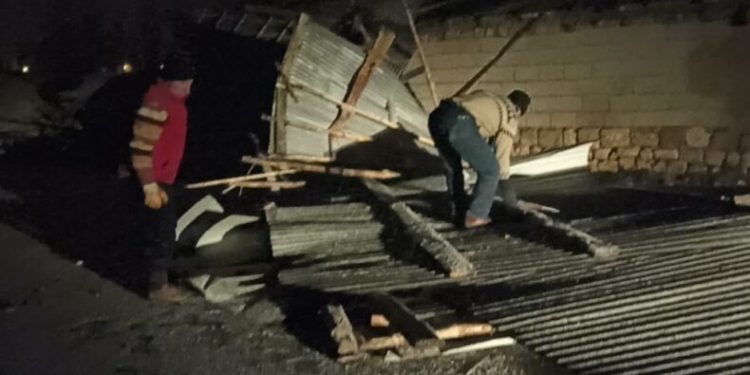 Fırtına ev ve ahırın çatısını uçurdu