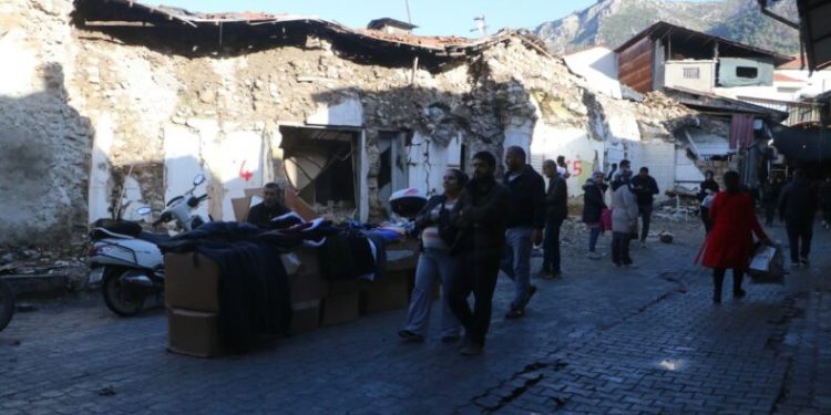 Enkaz çarşısında buruk yılbaşı