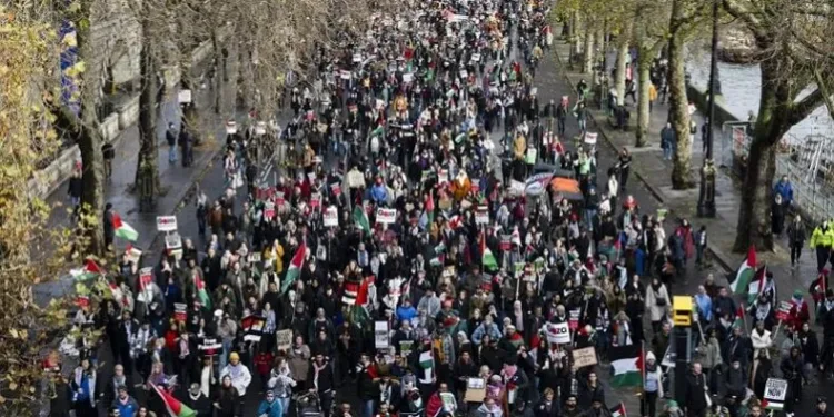 Londra’da on binlerce kişiden Filistin’e destek protestosu