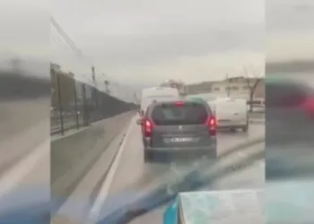 Ambulansa yol vermeyen sürücü kamerada