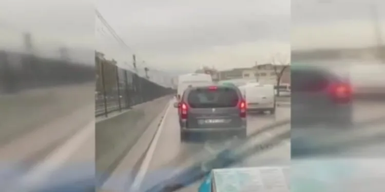 Ambulansa yol vermeyen sürücü kamerada