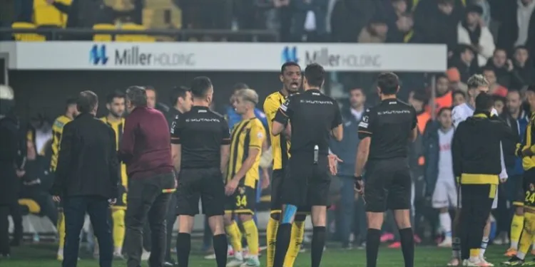 İstanbulspor sahadan çekildi!