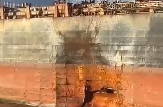 Husilerin Yemen açıklarında vurduğu gemi tamir için getirildi