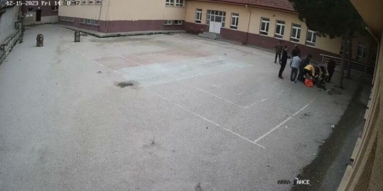 Kalbi duran öğrenciyi öğretmeni kurtardı