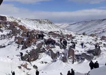 Ağrı’da kepçe devrildi!