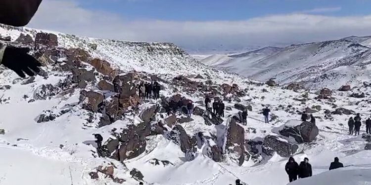 Ağrı’da kepçe devrildi!