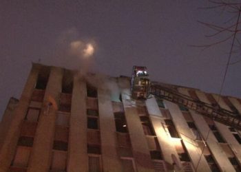 Kimliği belirsiz kişiler metruk binayı ateşe verdi