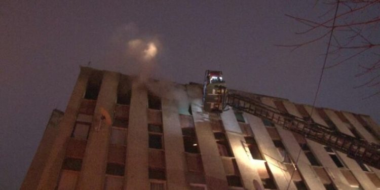Kimliği belirsiz kişiler metruk binayı ateşe verdi