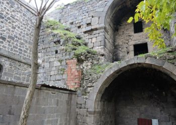 UNESCO mirasındaki 5 bin yıllık surlarda 41 yıllık tuğla yaması