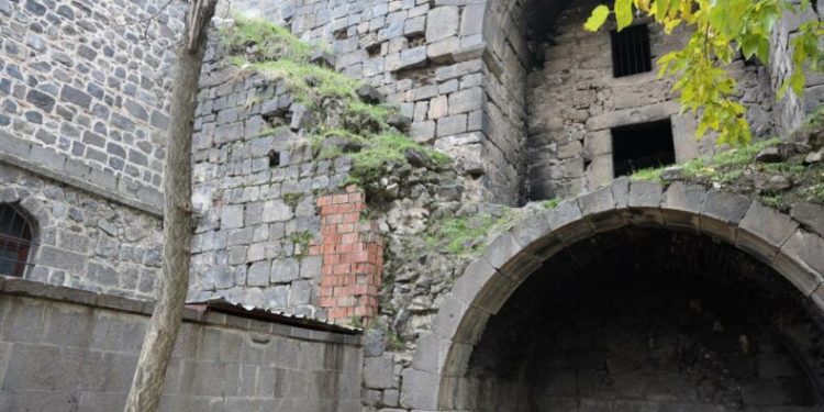 UNESCO mirasındaki 5 bin yıllık surlarda 41 yıllık tuğla yaması