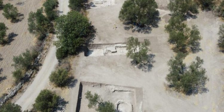 Apollon Smintheus Tapınağı’nda 2 bin yıllık mezar bulundu