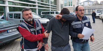 Darp ettiği eşinin kolunu kırdı