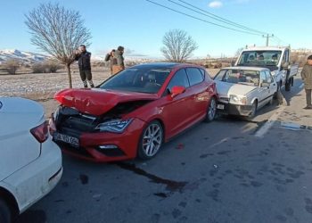 Kaza kazaya neden oldu, 10 araç birbirine girdi