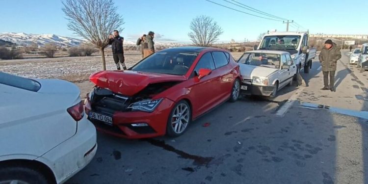 Kaza kazaya neden oldu, 10 araç birbirine girdi