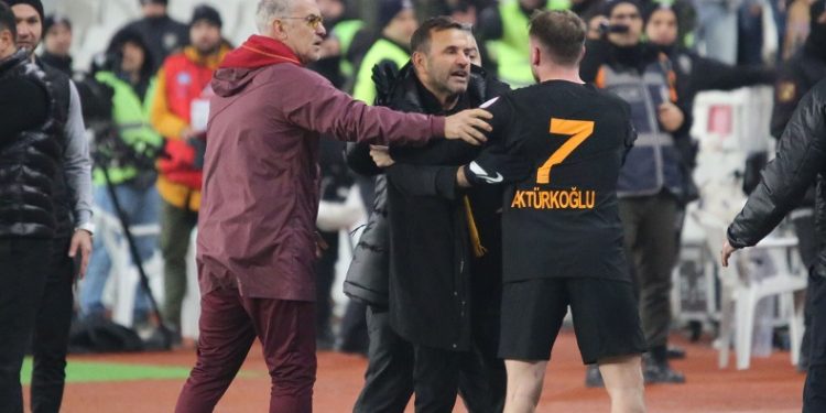 Kerem Aktürkoğlu kırmızı kart gördü