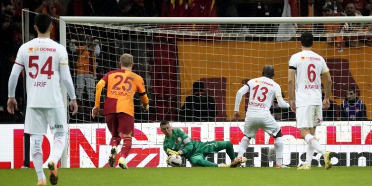 Fernando Muslera penaltı kurtardı