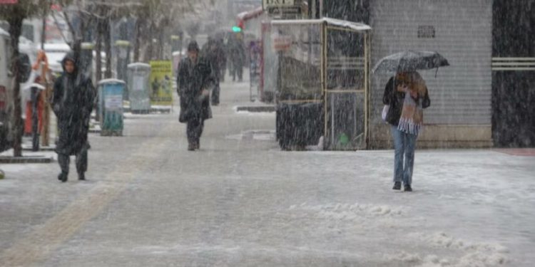 429 yol kapandı, uçak seferleri rötar yaptı
