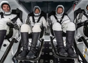 Kapsülün içinden ilk görüntü Gezeravcı cam kenarına oturdu