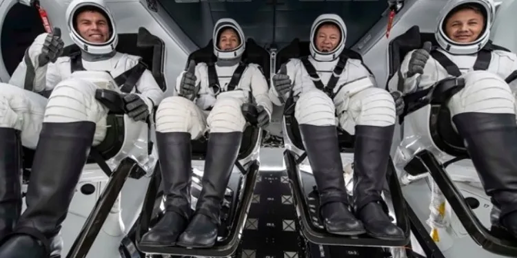 Kapsülün içinden ilk görüntü Gezeravcı cam kenarına oturdu