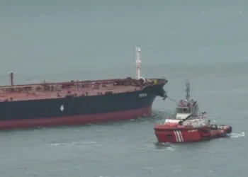 İstanbul Boğazı’nda arızalanan yakıt tankeri kurtarıldı