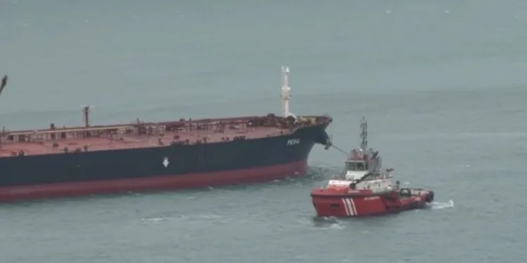 İstanbul Boğazı’nda arızalanan yakıt tankeri kurtarıldı