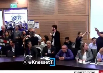 İsrailli esirlerin yakınları parlamentodaki toplantıyı bastı