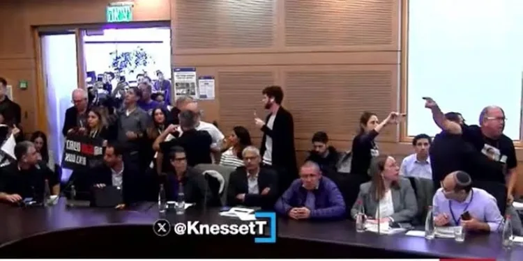 İsrailli esirlerin yakınları parlamentodaki toplantıyı bastı