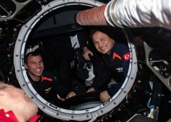 Kapsülden gelen mutluluk pozu