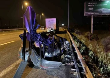 Polislerin içinde bulunduğu otomobil tıra çarptı: 1 polis şehit oldu