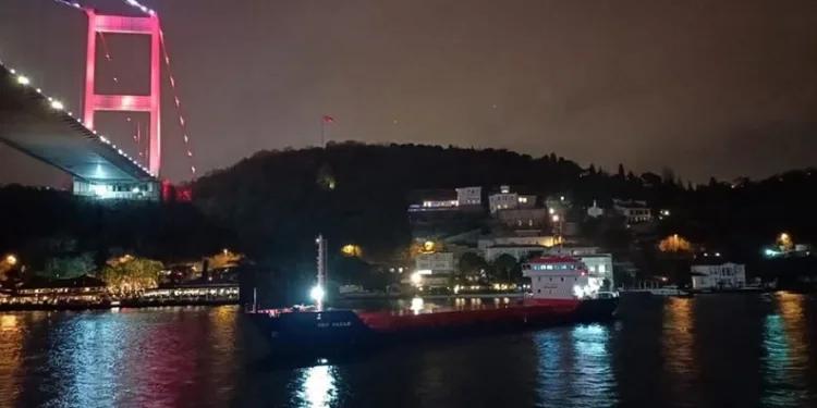 İstanbul Boğazı gemi trafiğine kapatıldı