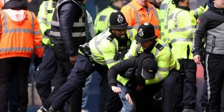 Holiganlar geri döndü! FA Cup’ta ortalık kana bulandı