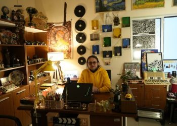 16 metrekarelik odasını sinema müzesine çevirdi