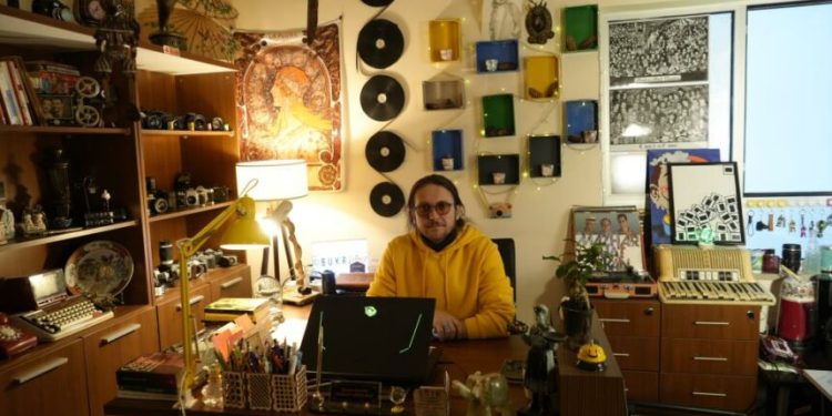 16 metrekarelik odasını sinema müzesine çevirdi