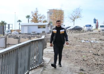 Depremde kaybolan polisi arıyor