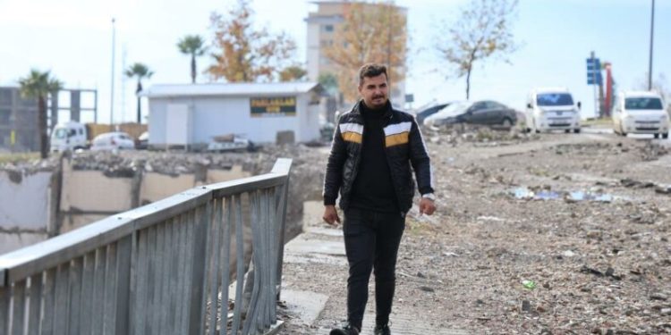 Depremde kaybolan polisi arıyor