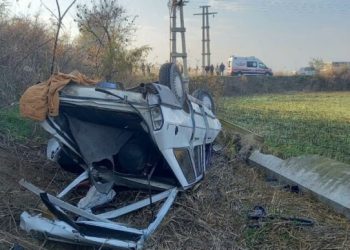 Otomobil tarlaya uçtu: 3 yaralı