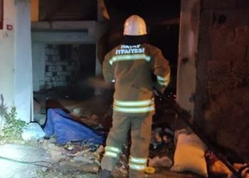 Metruk binada yangın çıktı