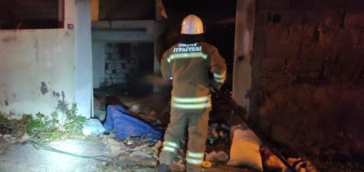 Metruk binada yangın çıktı