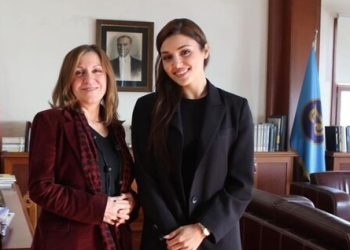 Okula geri dönen Hande Erçel, rektör ile buluştu