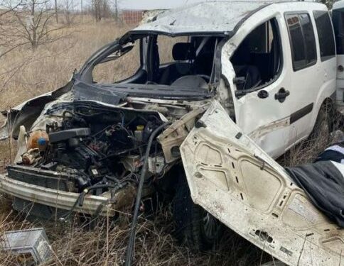 Takla atan hafif ticari araç hurdaya döndü