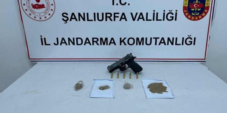 Zehir tacirleri jandarmadan kaçamadı